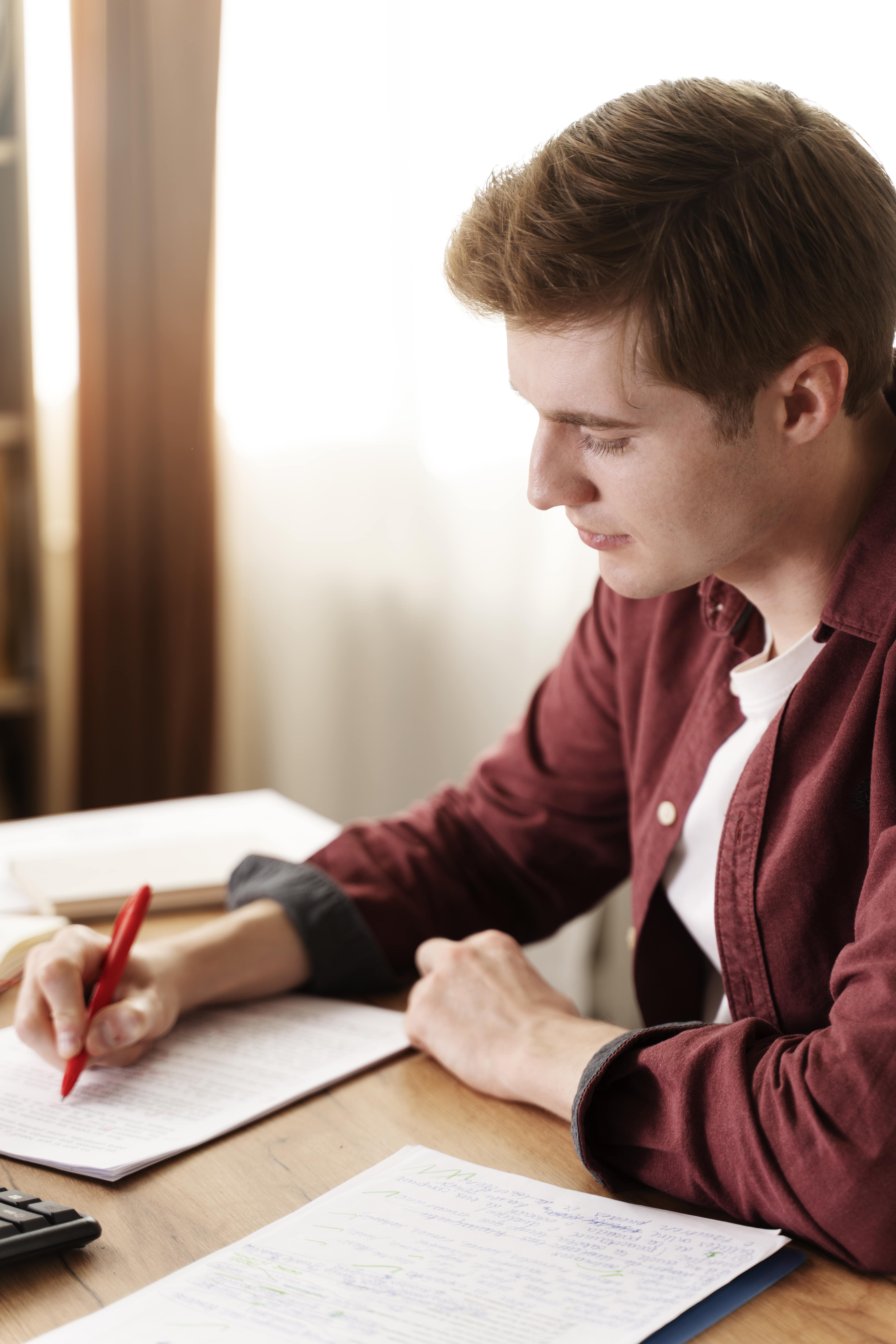 jeune adolescent qui prépare sa lettre de motivation