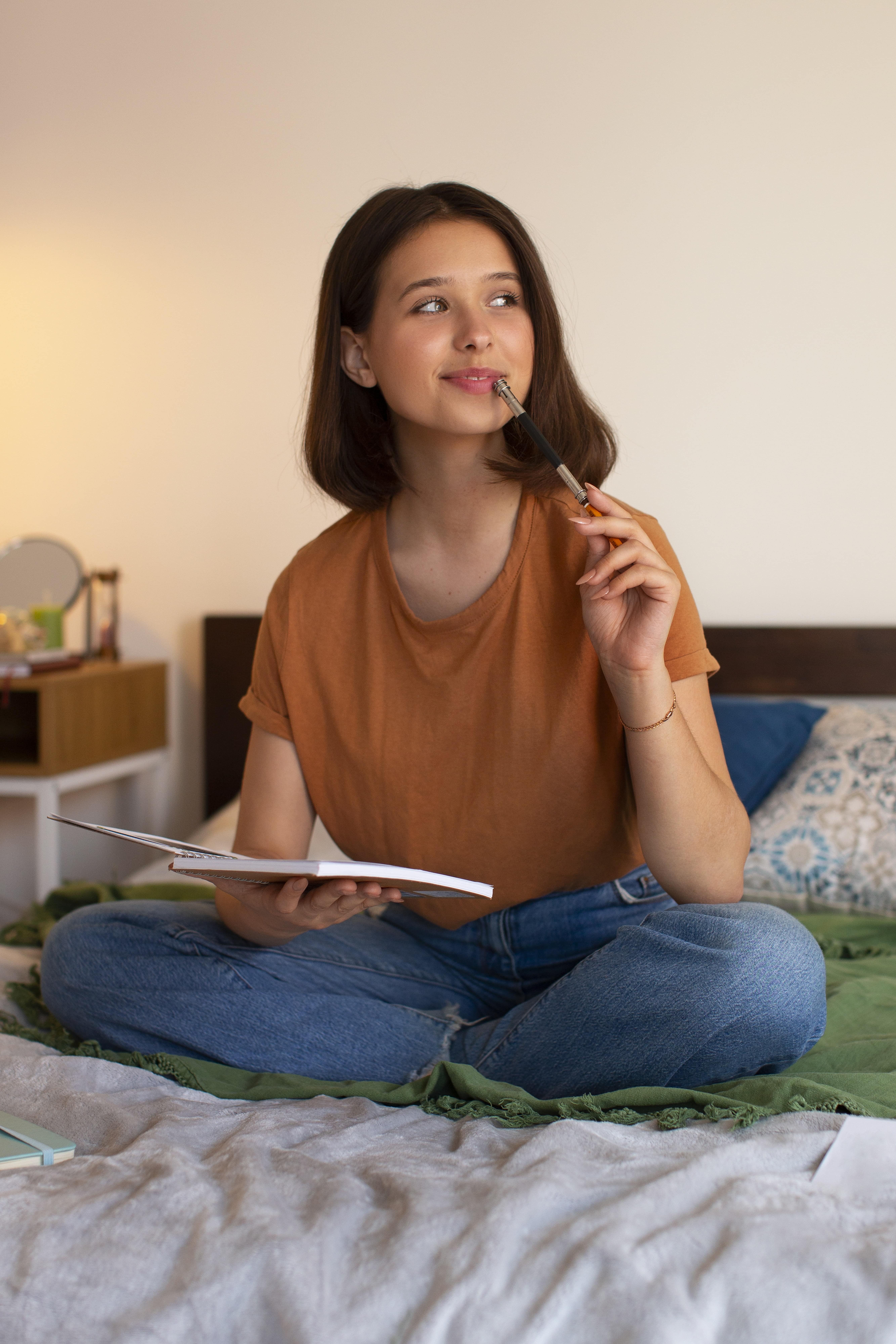Jeune adolescente qui réfléchit