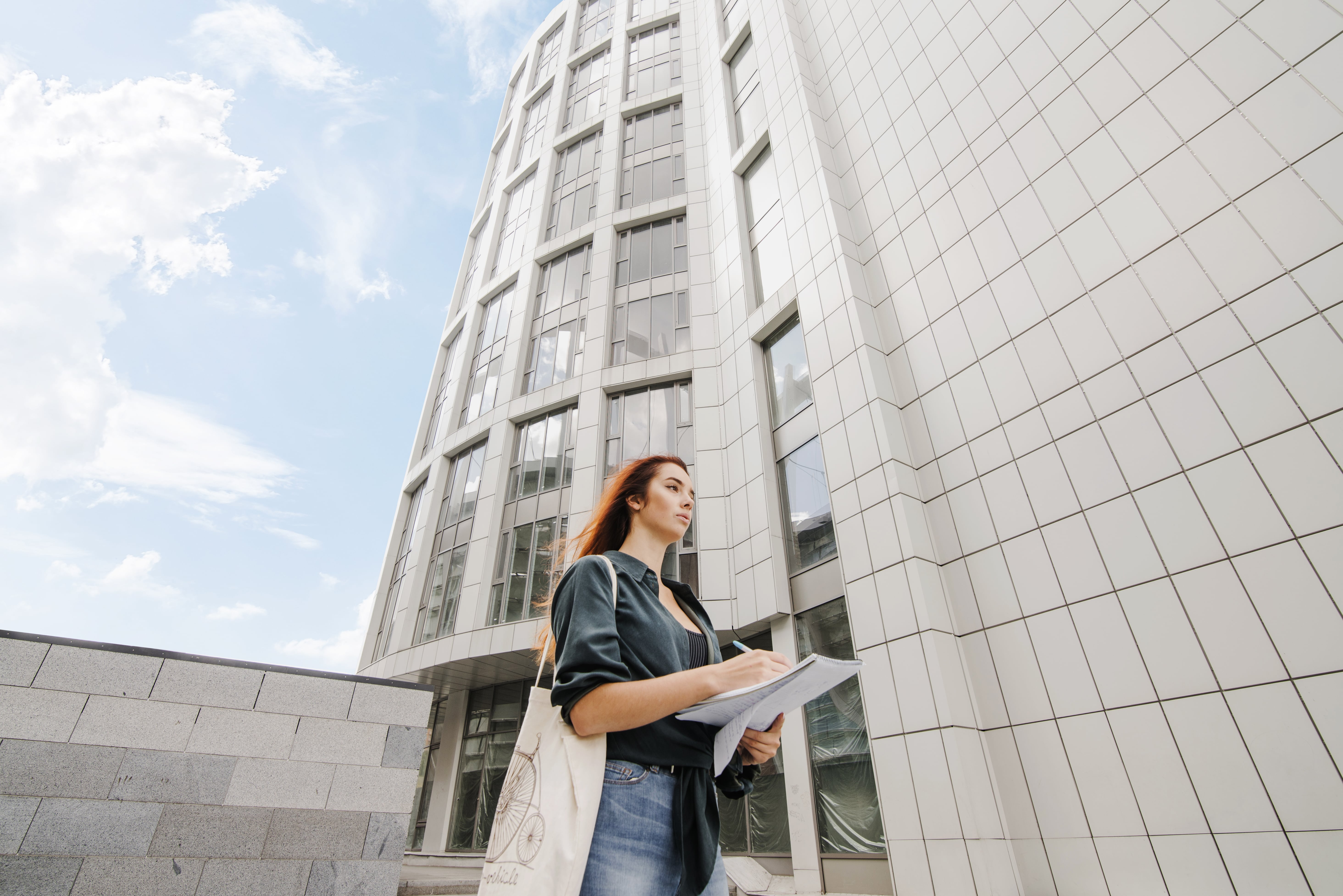 jeune étudiante qui découvre ses études