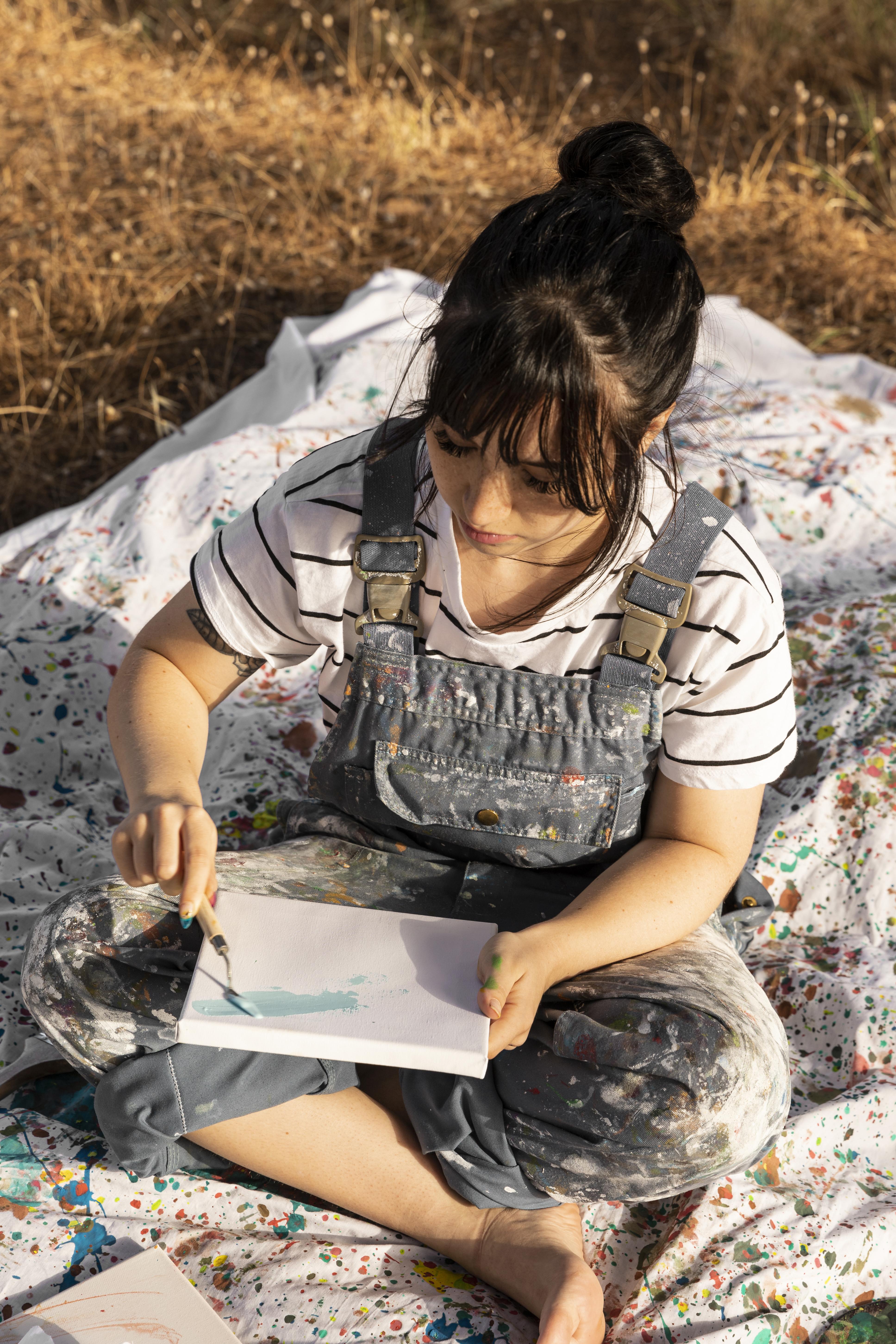 jeune fille qui participe à l'atelier N°1 : la rubrique activités