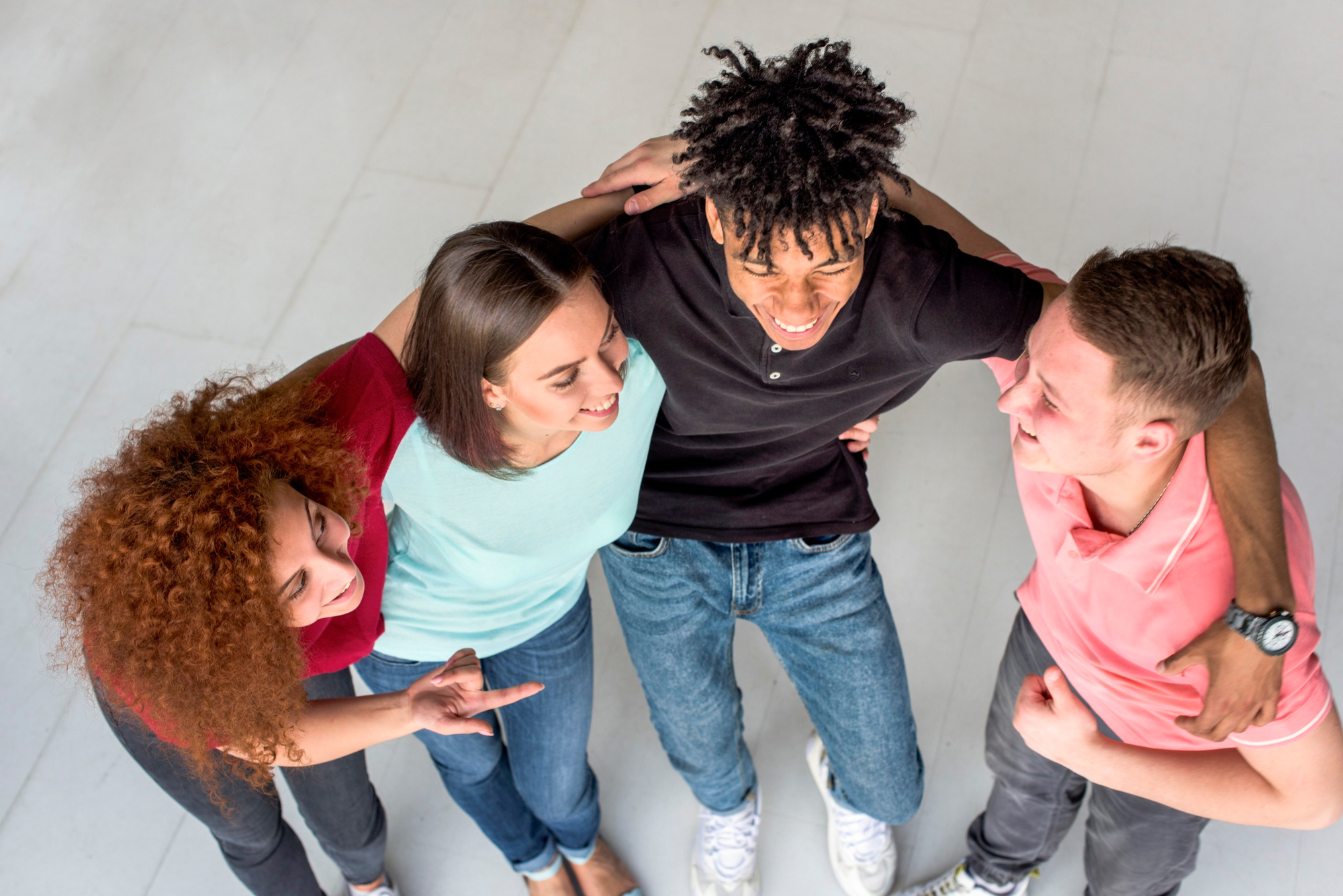 Groupe de jeunes souriants