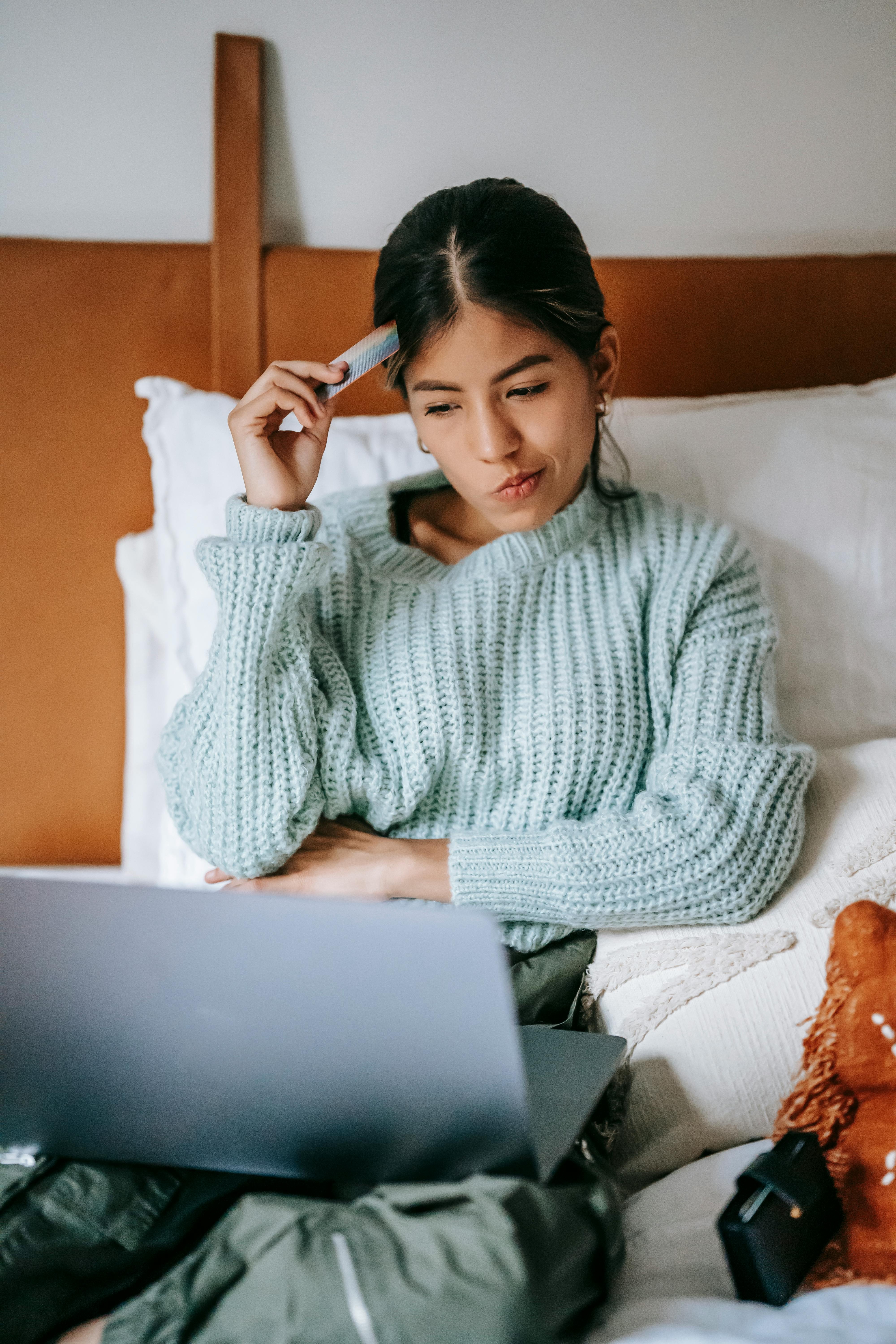 jeune qui réfléchi à se réorienter
