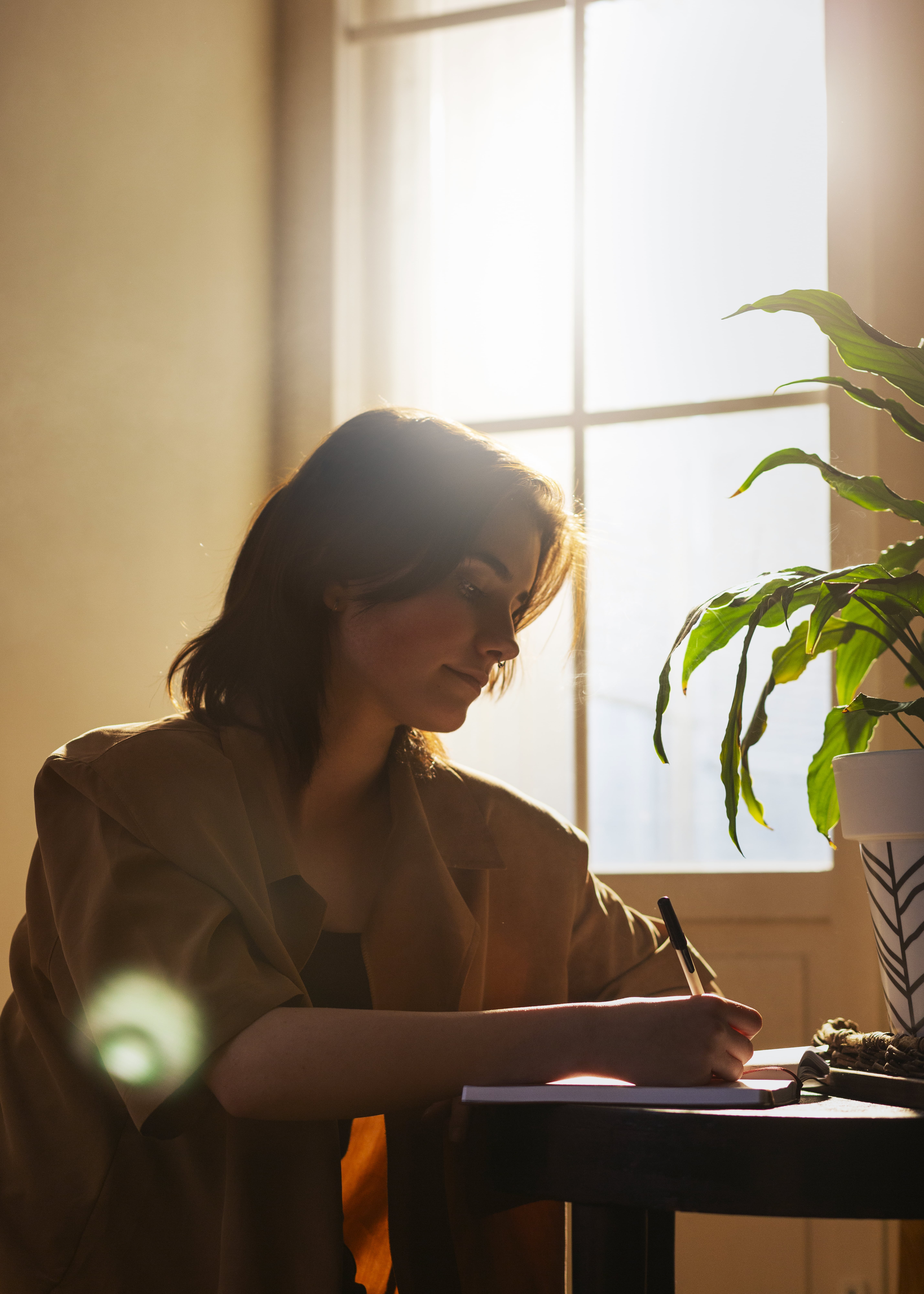 Jeune adolescente qui réfléchit
